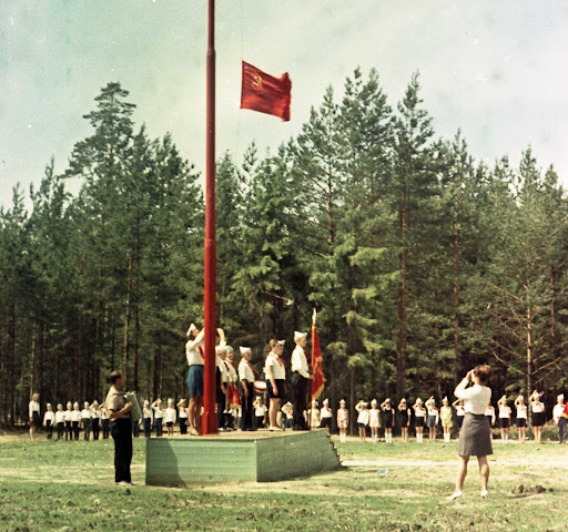 Под звуки горна и дробь барабана взвивается на мачту красный флаг.