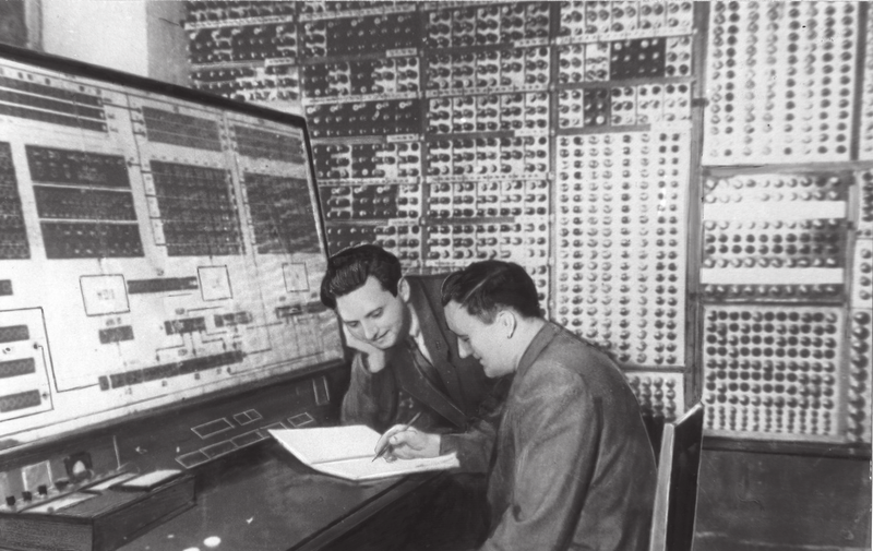 МЭСМ. За пультом слева направо: С. Б. Погребинский и Л. Н. Дашевский, 1951 г. Источник