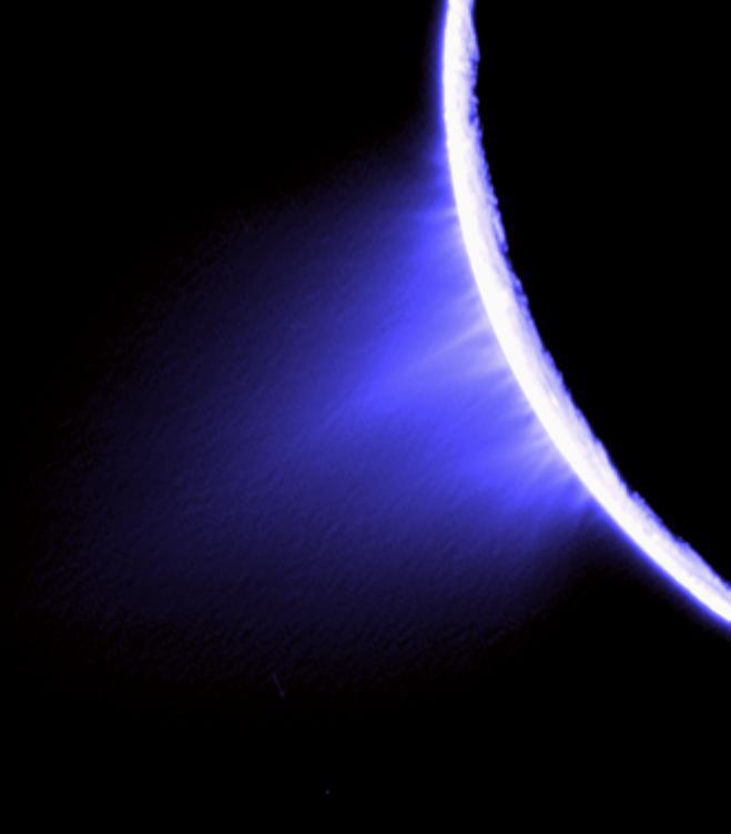  Водяной пар в южном полушарии Энцелада (снимок «Кассини»)