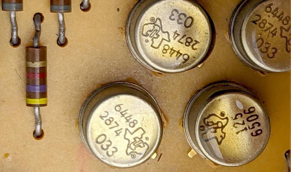 Транзисторы Texas Instruments крупным планом. Большинство транзисторов на плате были PNP типа 033.