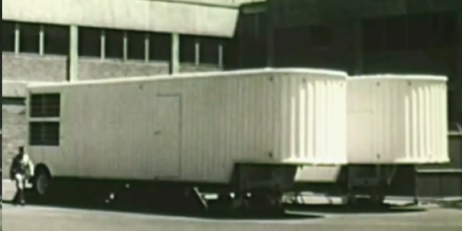 Оригинальные прицепы-фургоны DYSEAC. В одном трейлере был компьютер, а во втором - питание. Человек в кадре позволяет оценить масштаб. Кадр с видео на YouTube.
