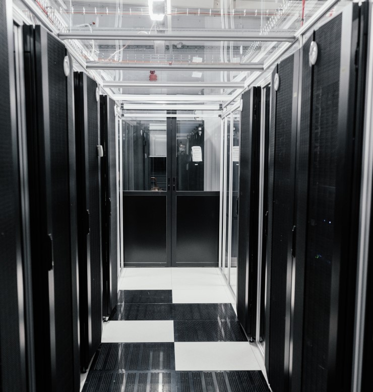 В этом изолированном холодном коридоре температура поддерживается на нижней границе в 23 °С – это необходимо для стоек повышенной мощности 18 кВт с блейд-серверами.   