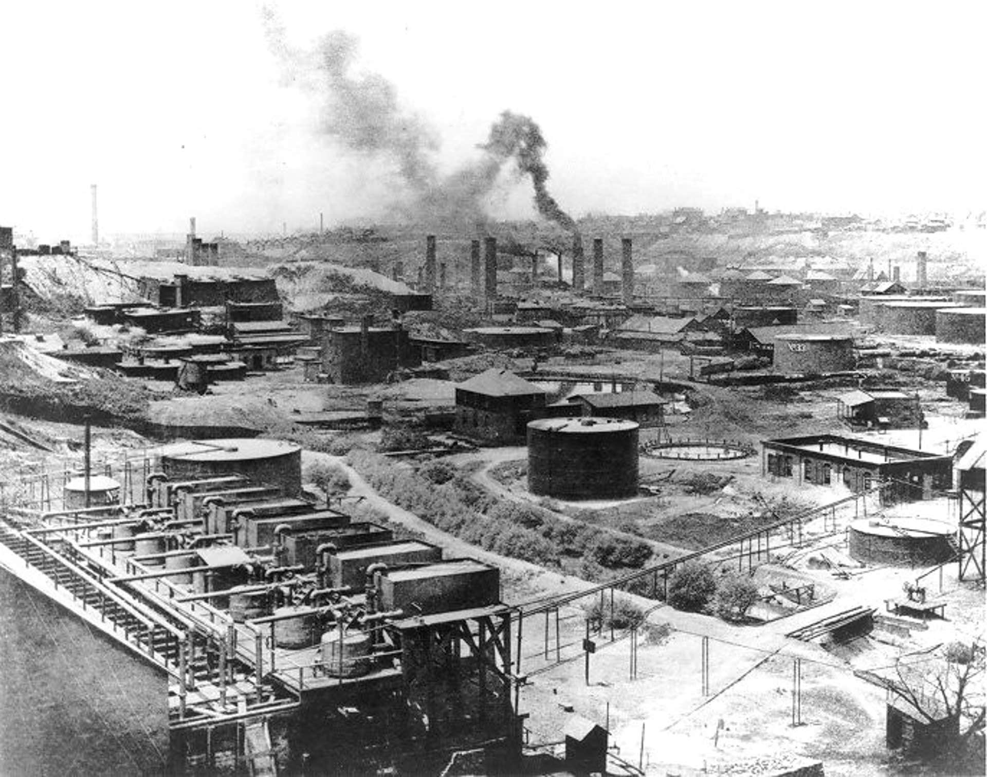 Вид на нефтеперерабатывающий завод Standard Oil 1940х годов