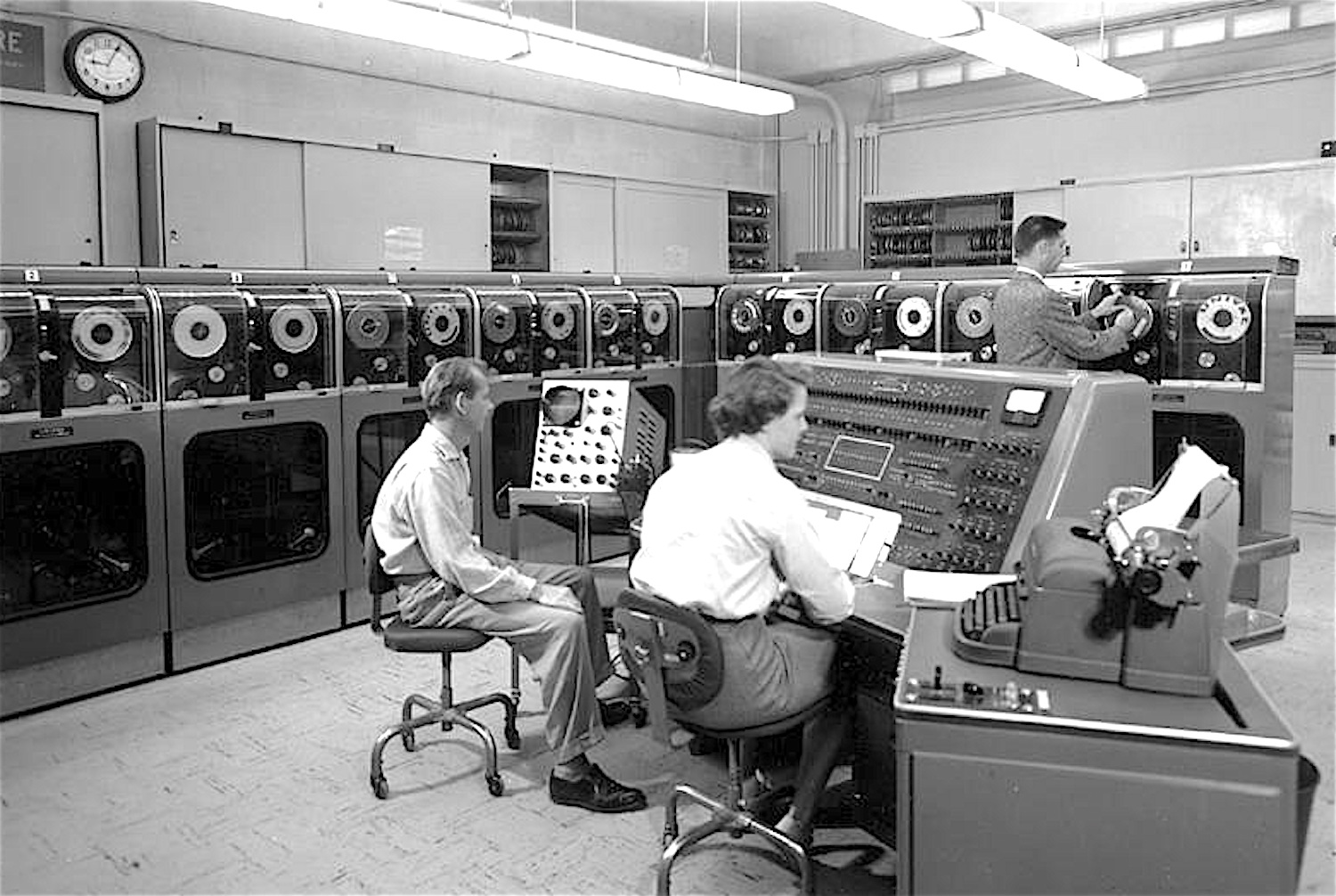 Control old. Юнивак 1954. Binac и UNIVAC. UNIVAC 1 1951. ЭВМ UNIVAC-1.