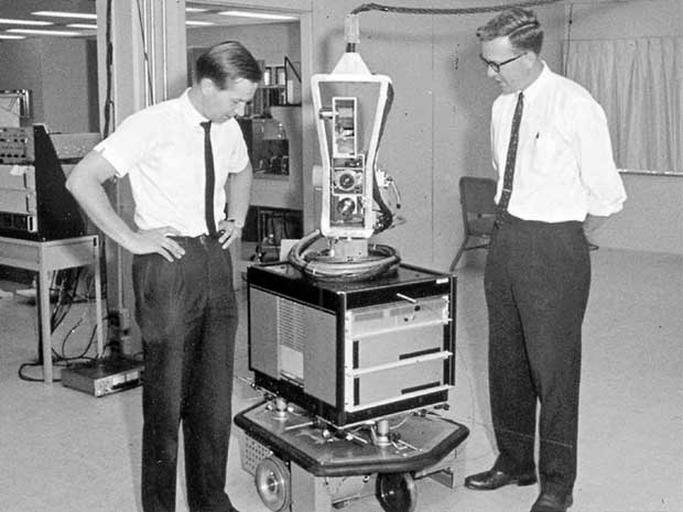 Исследователи SRI Свен Вальстром и Нильс Нильссон с роботом Шаки в конце 1960-х годов.Источник: SRI INTERNATIONAL