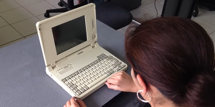Первое устройство в серии Compaq LTE ввело в обиход термин «ноутбук». Кадр из видео.