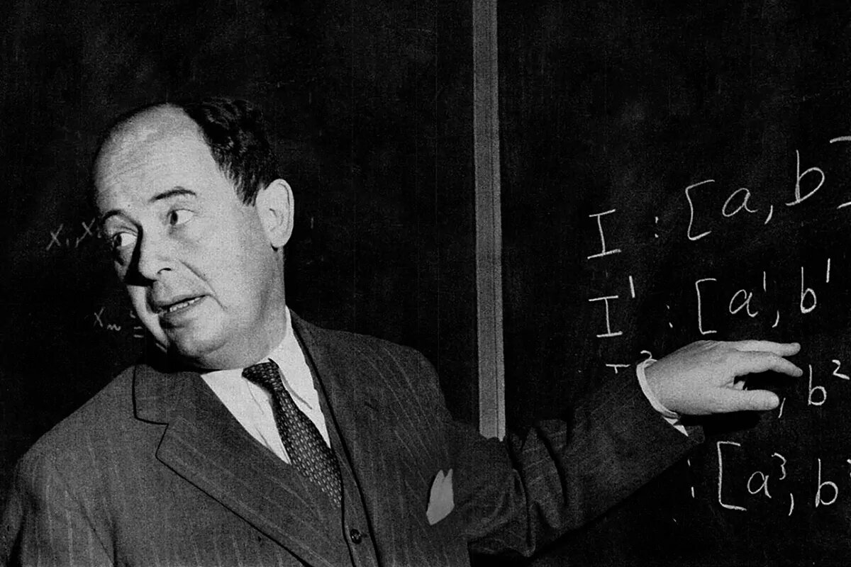 Джон фон Нейман. Он - не только известный кибернетик, математик, правая рука Оппенгеймера, но и человек, выбиравший цели для атомной бомбардировки Японии.