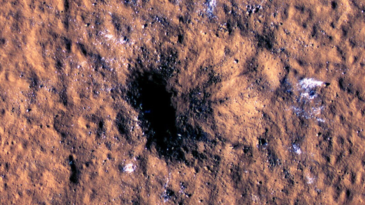 Вот так выглядит ударный кратер, образовавшийся при падении метеорита на Марс