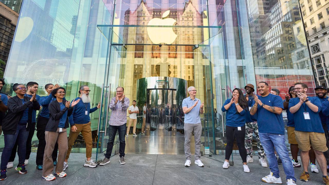 А вот и Нью-Йорк: там старт продаж новых iPhone 15 открывал лично Тим Кук, сделав селфи практически с каждым гостем магазина Apple Fifth Avenue