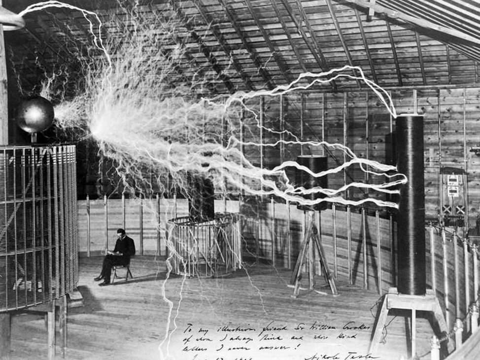  Тесла работает в своей лаборатории в Колорадо-Спрингс, фото около 1899 года