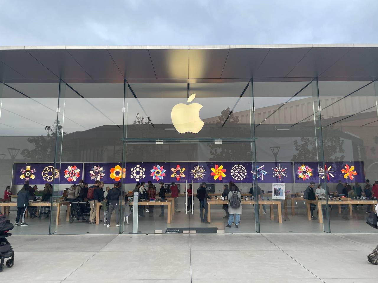 Apple Store встречает красочными новогодними баннерами, которые видно даже снаружи.
