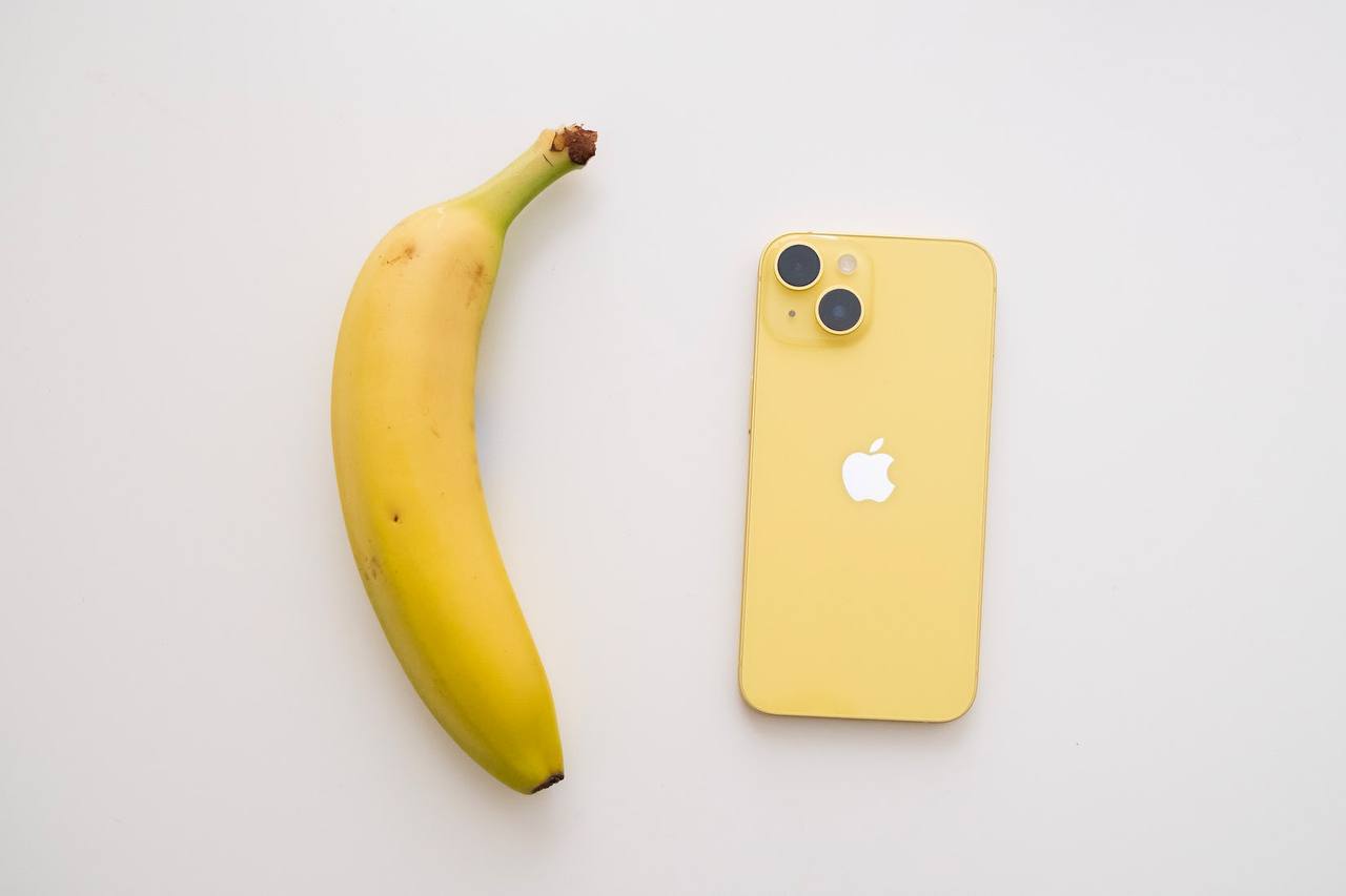 Банан тоже далёк от цвета iPhone 14 (© Inverse)
