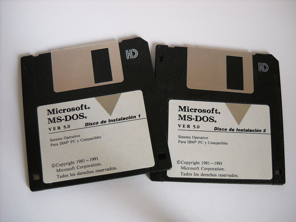 Дискеты установки MS-DOS 5.0. Фото: Wikimedia Commons