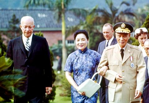 Чан Кайши с супругой и президент США Дуайт Эйзенхауэр во время визита на Тайвань в 1960 году. Источник