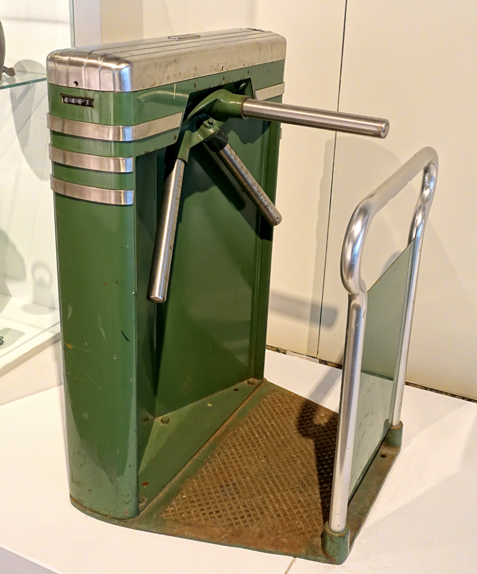 Оригинальный дизайн трипода Перея от Джона Вассоса, фото с сайта монреальского музея.