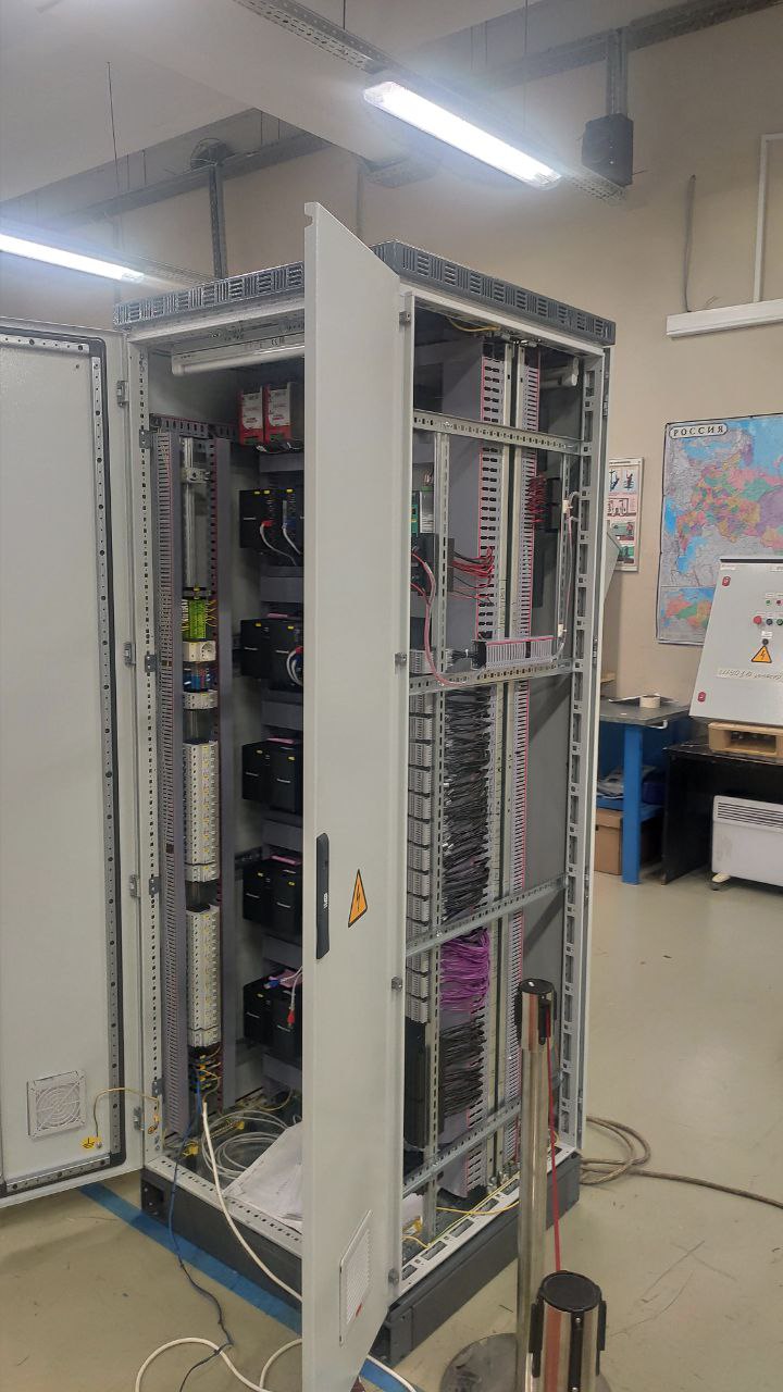 Шкаф двустороннего обслуживания с 3D-компоновкой. Промышленная автоматика, компоненты — Honeywell, MOXA  