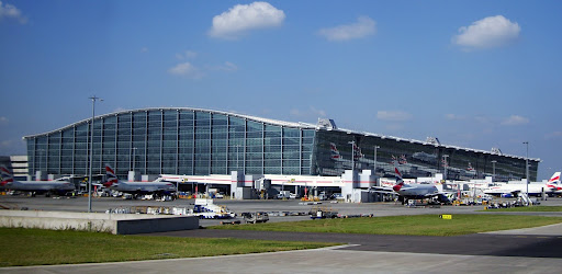 В марте 2008 года десятки рейсов из пятого терминала британского аэропорта Хитроу вылетали без багажа. Источник: Wikiwand
