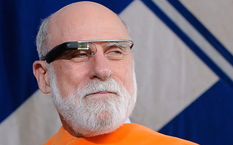 Винт Сёрф в очках Google Glass