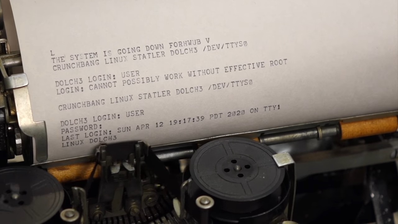Linux работает на телетайпе 1930-х годов. Результаты команд оболочки печатаются на физической бумаге.