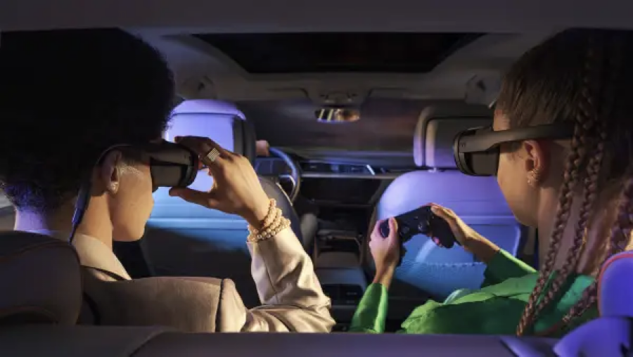 Движения автомобиля переносятся в виртуальный мир VR – очков  © AUDI AG