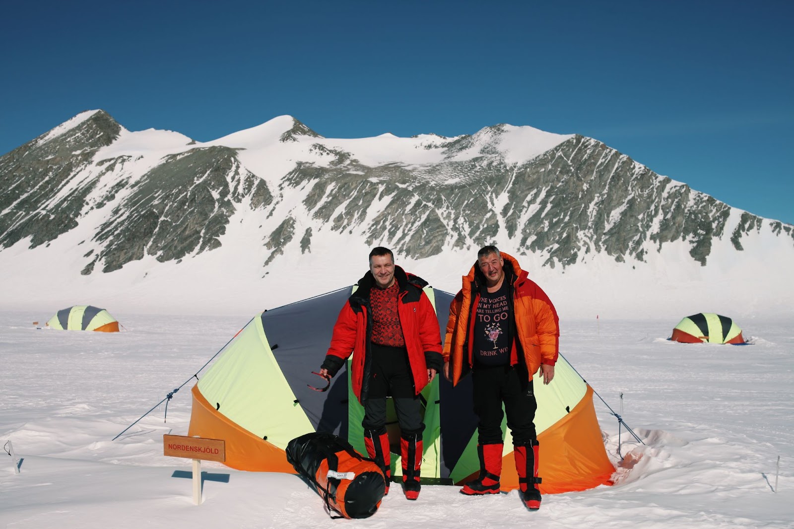 Туристы в палаточной гостинице в лагере “Юнион”, Антарктида.