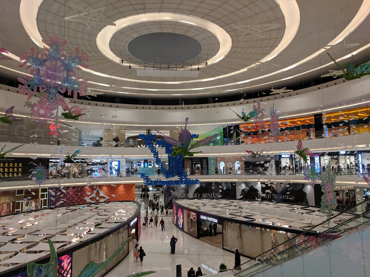 Архивное фото из Fashion Avenue в Dubai Mall
