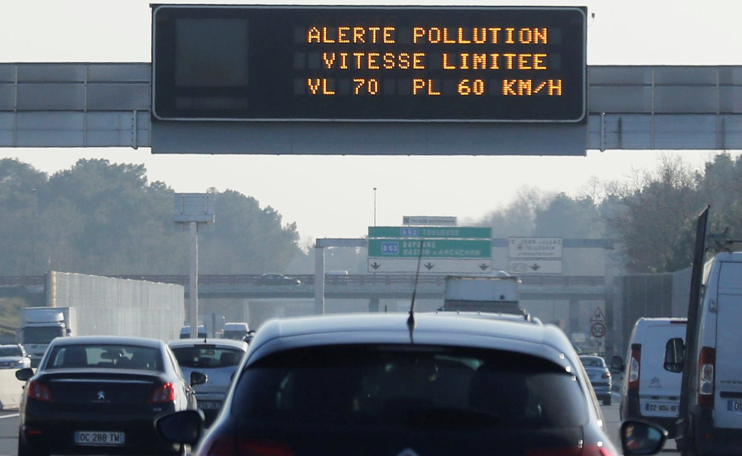Электронный дорожный знак с надписью «Загрязнение окружающей среды, ограничение скорости 70 км/ч для легковых автомобилей» на кольцевой дороге Бордо, юго-запад Франции