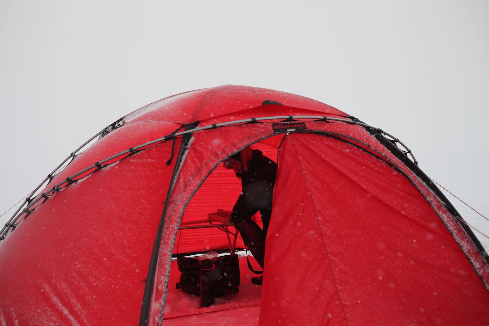 Палатки неплохо сохраняют тепло - в них комфортно переодеваться, спать и проводить время, даже если снаружи холодно.