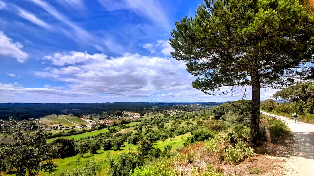 Провинциальная Португалия фантастически красива, тут мы идём около деревушки Азоя-да-Байшу на четвёртый день пути