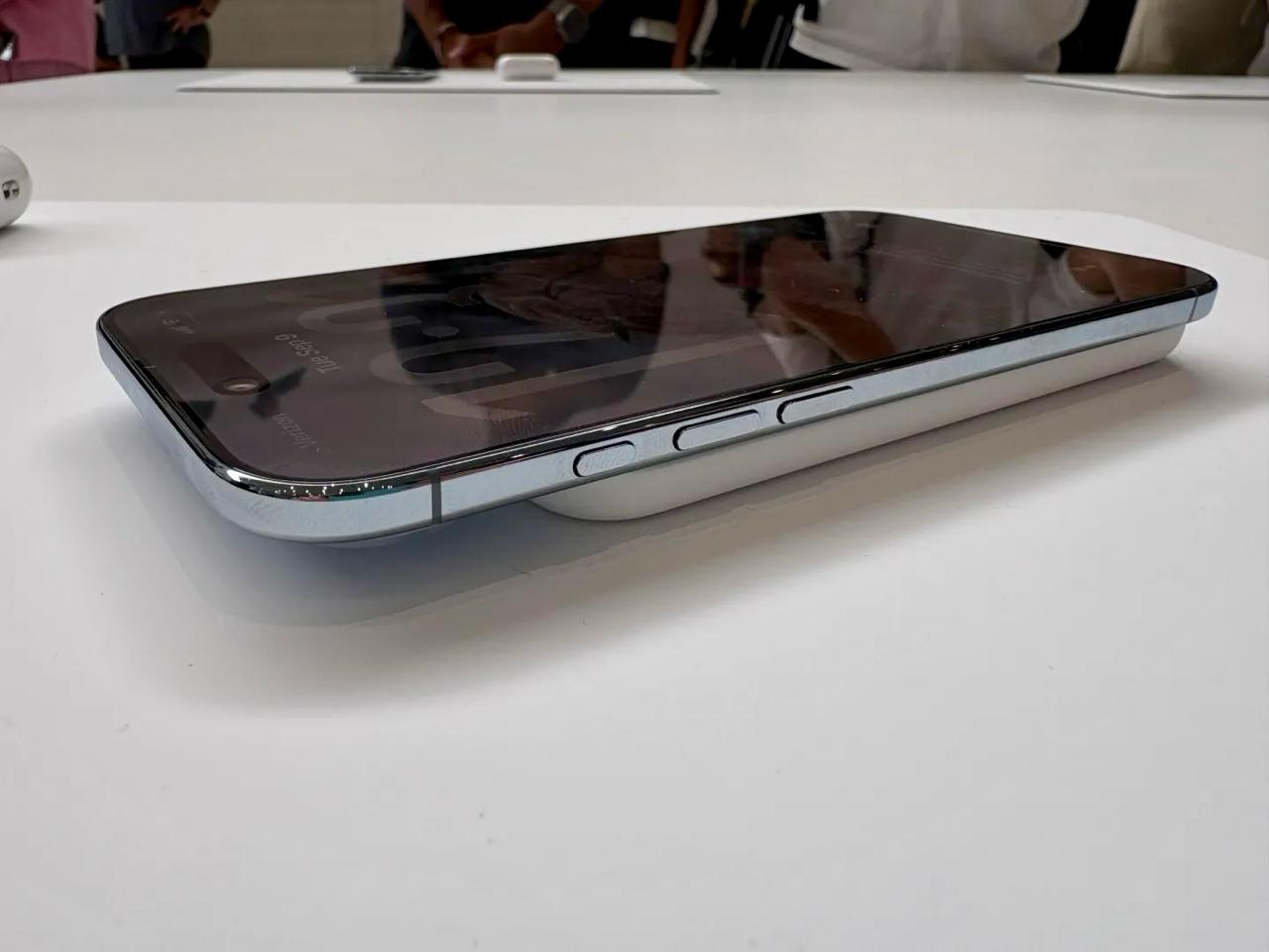 ...но ровно лежащий на столе ...но ровно лежащий на столе