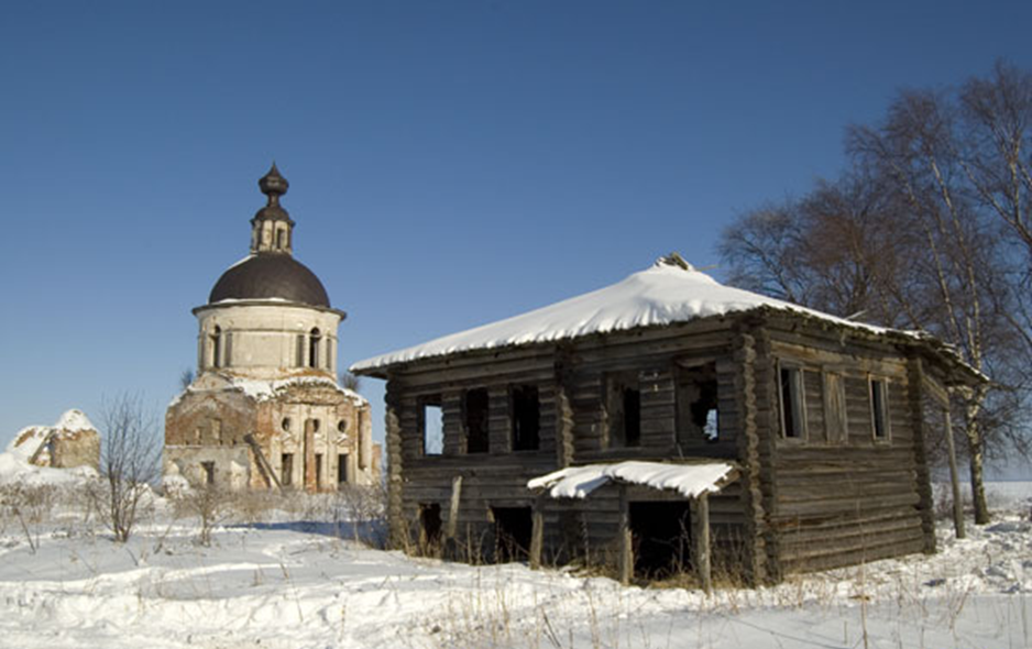 Развалины жилого дома и церкви Иоанна Златоуста. В советское время в храме были оборудованы маяк и электростанция. Источник.