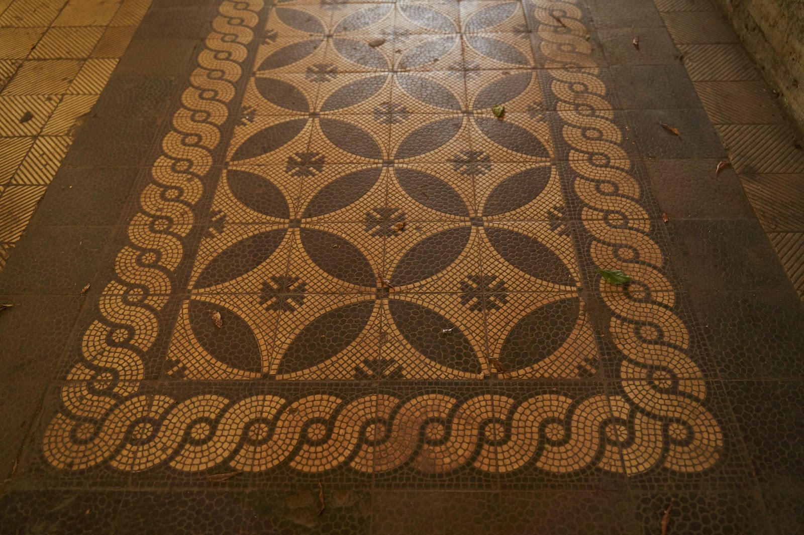 А на полу пешеходных проходов до сих пор лежит мозаичная плитка с орнаментом