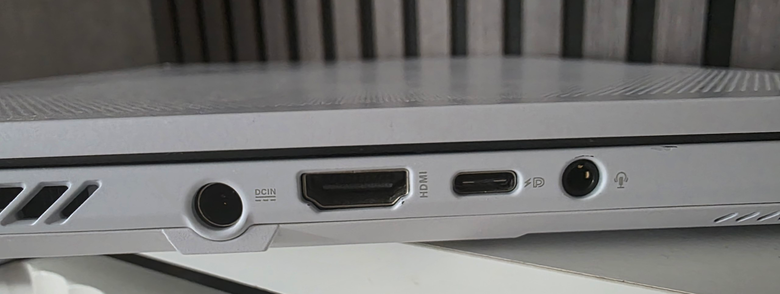 Здесь производитель подсказал значками, что порт USB-C умеет заряжать и выводить изображение через DisplayPort. А вот с какой скоростью он передает данные, по корпусу уже не узнать Здесь производитель подсказал значками, что порт USB-C умеет заряжать и выводить изображение через DisplayPort. А вот с какой скоростью он передает данные, по корпусу уже не узнать