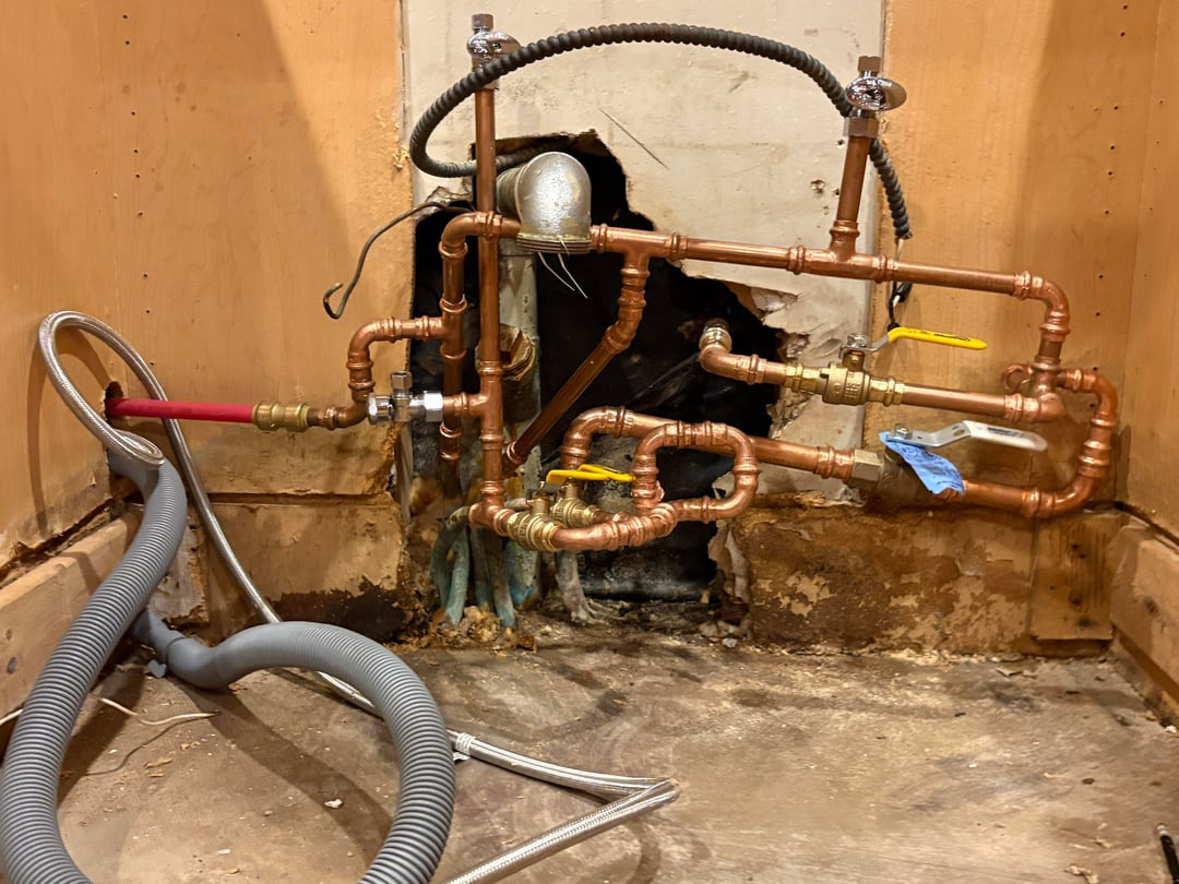 Нагромождение труб и соединений в доме: фотография из r/Plumbing, приведённая в оригинале.
