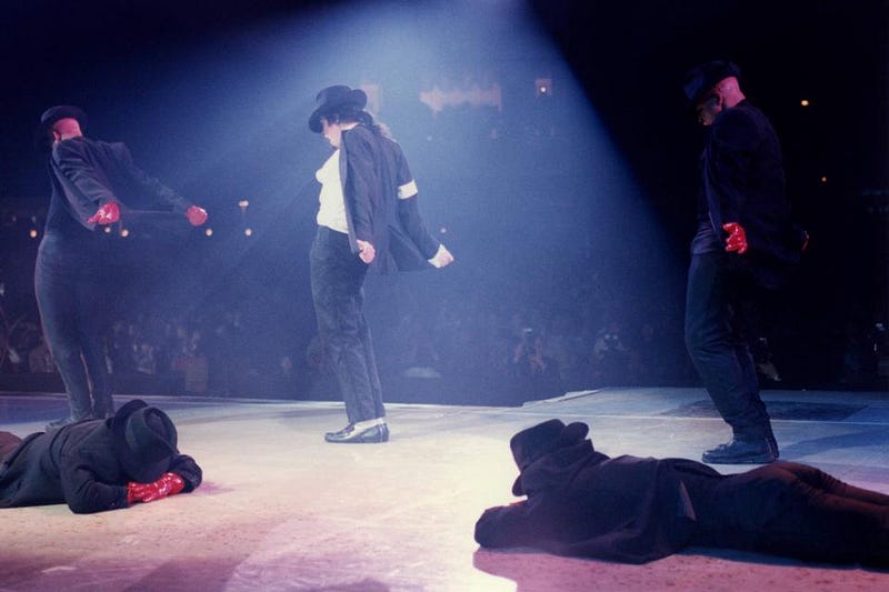 Даже Майкл Джексон, который во время исполнения песни Smooth Criminal, казалось, наклонялся вперёд под углом, несовместимым с сохранением равновесия, был вынужден подчиняться законам физики. На этом снимке с другого ракурса, сделанном во время концерта 1996 года, хорошо видно, что его центр масс на самом деле находится над стопами. Обратите внимание, насколько ему помогает положение рук за спиной, создающих противовес. (Фото: Bill Nation / Sygma via Getty Images) Даже Майкл Джексон, который во время исполнения песни Smooth Criminal, казалось, наклонялся вперёд под углом, несовместимым с сохранением равновесия, был вынужден подчиняться законам физики. На этом снимке с другого ракурса, сделанном во время концерта 1996 года, хорошо видно, что его центр масс на самом деле находится над стопами. Обратите внимание, насколько ему помогает положение рук за спиной, создающих противовес. (Фото: Bill Nation / Sygma via Getty Images)