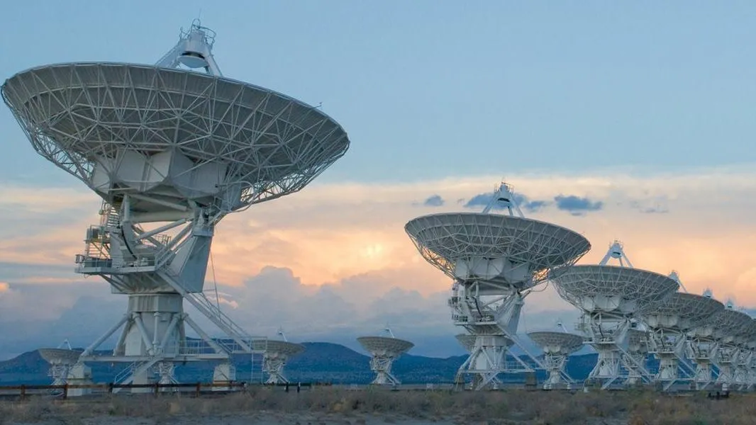 На снимке — Очень Большой Массив (Very Large Array) на юго-западе США. Подобные системы радиотарелок незаменимы для измерения множества свойств нашей Вселенной, в том числе для поиска потенциальных внеземных сигналов, созданных разумными существами. Телескопные массивы — не только радио-, но также инфракрасные и оптические — способны обеспечить гораздо более высокое разрешение, чем любой одиночный инструмент, но лишь при условии точной синхронизации отдельных тарелок методами VLBI (радиоинтерферометрии со сверхдлинной базой). Источник: Alex Savello/NRAO На снимке — Очень Большой Массив (Very Large Array) на юго-западе США. Подобные системы радиотарелок незаменимы для измерения множества свойств нашей Вселенной, в том числе для поиска потенциальных внеземных сигналов, созданных разумными существами. Телескопные массивы — не только радио-, но также инфракрасные и оптические — способны обеспечить гораздо более высокое разрешение, чем любой одиночный инструмент, но лишь при условии точной синхронизации отдельных тарелок методами VLBI (радиоинтерферометрии со сверхдлинной базой). Источник: Alex Savello/NRAO