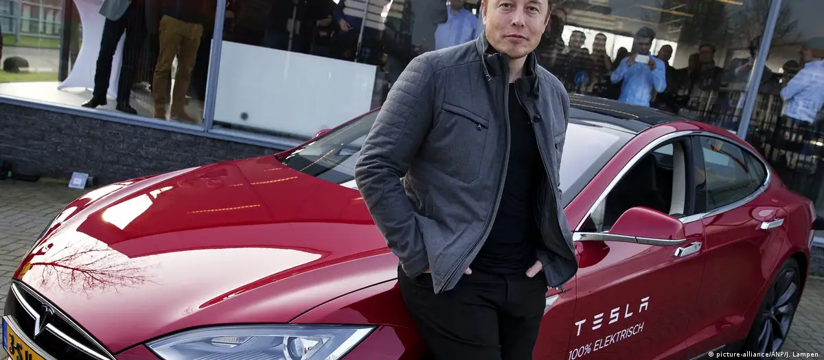 Илон Маск позирует на фоне Model S в Нидерландах, где находится европейский завод Tesla Илон Маск позирует на фоне Model S в Нидерландах, где находится европейский завод Tesla
