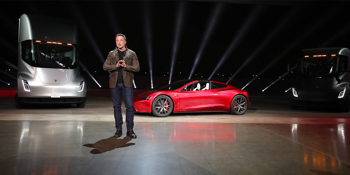 Tesla Roadster посередине и Tesla Semi по боковым сторонам Tesla Roadster посередине и Tesla Semi по боковым сторонам