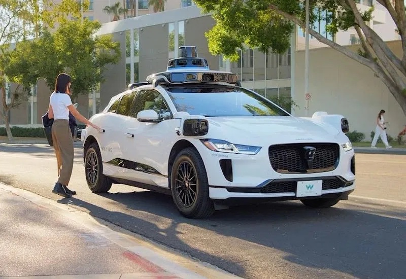 Такси с автопилотом Waymo приехало за очередным пассажиром