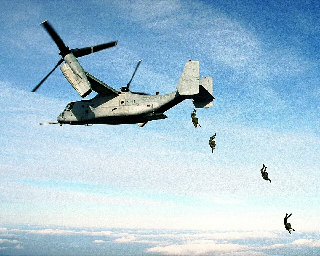 V-22 десантирует «паратруперов» прямо с переходного режима V-22 десантирует «паратруперов» прямо с переходного режима