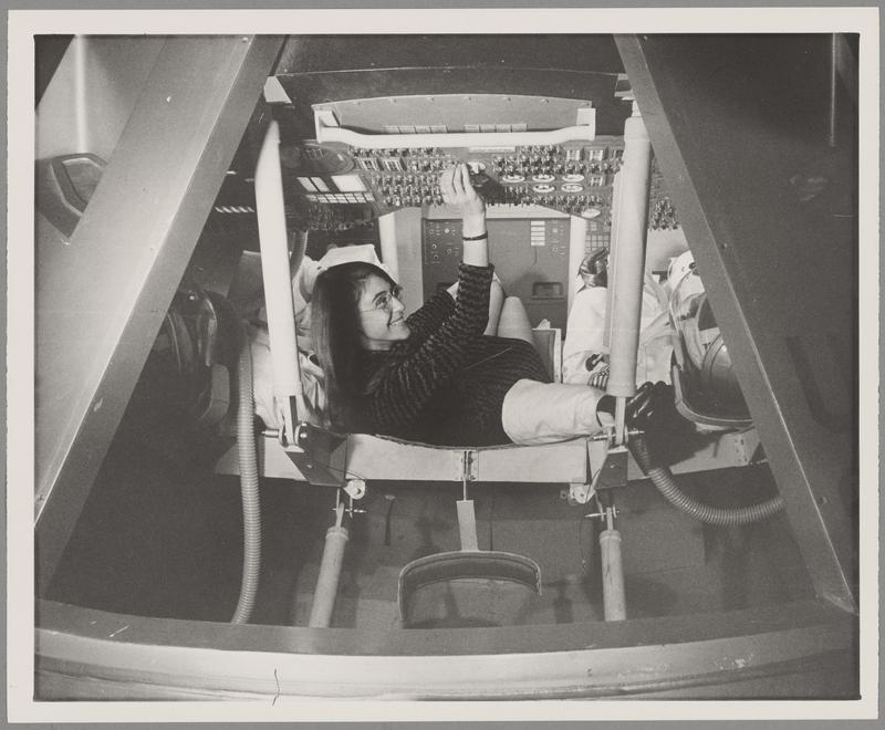 Маргарет Х. Гамильтон на макете командного модуля «Аполлона-12», 1969 год. Источник изображения Маргарет Х. Гамильтон на макете командного модуля «Аполлона-12», 1969 год. Источник изображения