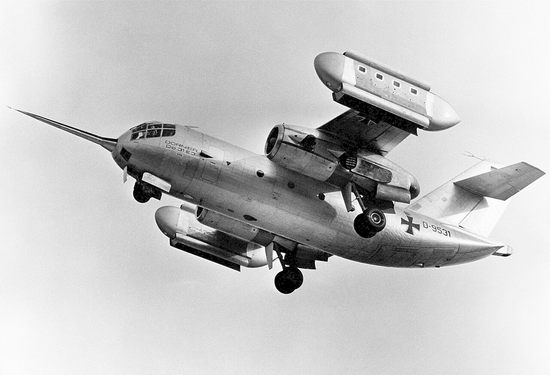 Do.31E3 зависает над аэропортом Мюнхена, июль 1968 г. Do.31E3 зависает над аэропортом Мюнхена, июль 1968 г.