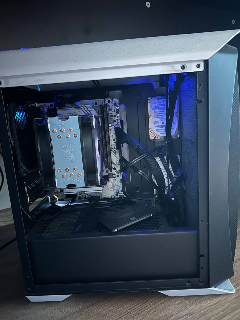 Корпус Aerocool One Mini не рассчитан на 3 диска 2.5, поэтому системный SSD пока просто положил на дно. Можно конечно найти переходник с 3.5 на 2.5 потом. Корпус Aerocool One Mini не рассчитан на 3 диска 2.5, поэтому системный SSD пока просто положил на дно. Можно конечно найти переходник с 3.5 на 2.5 потом.
