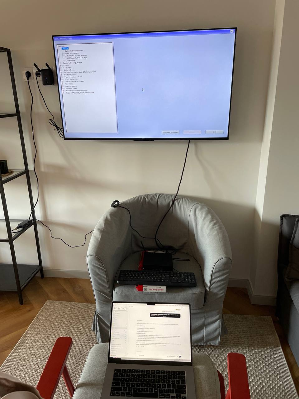 Домашний стенд: Dell, экран, клавиатура и Mac, с которого шла работа.
