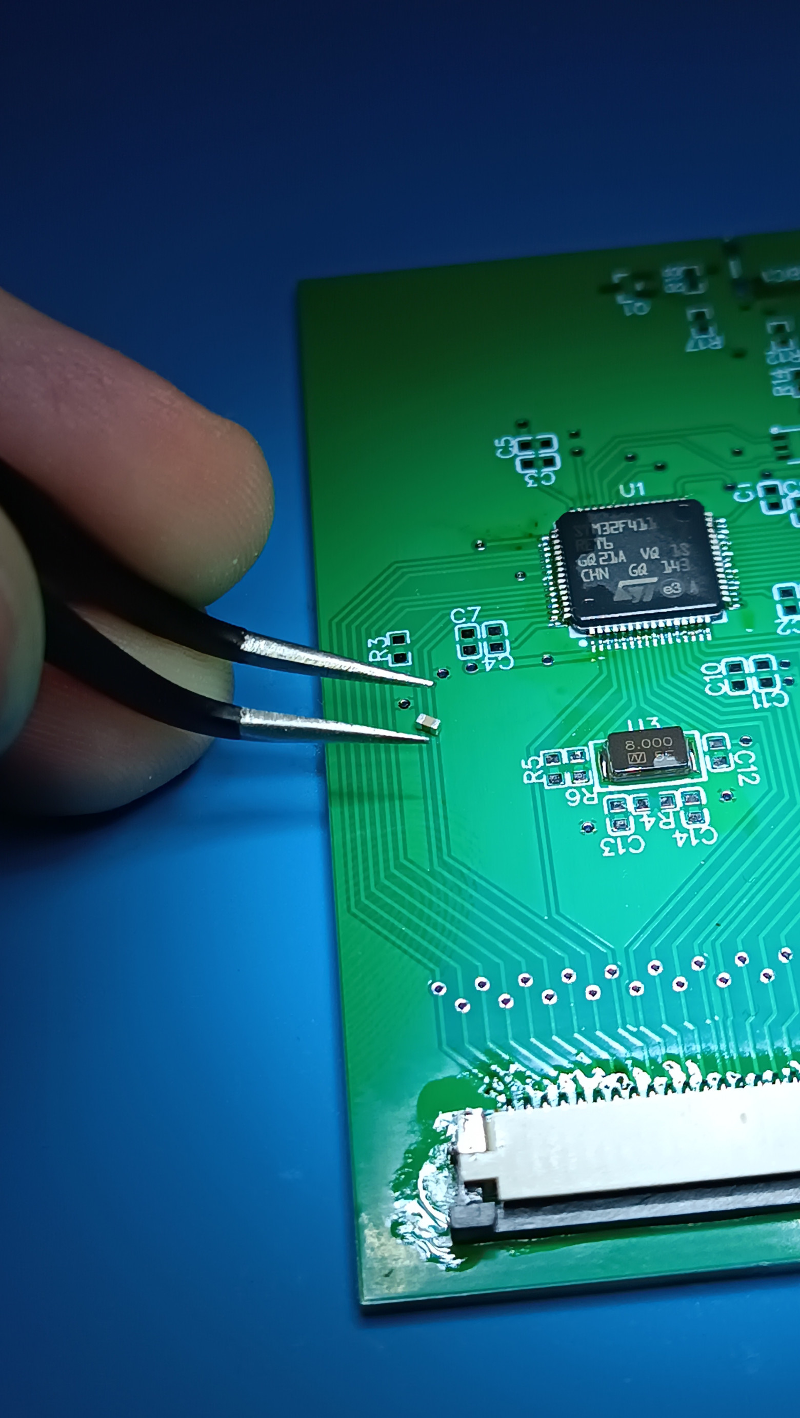Монтаж первой ревизии платы. STM32F411 уже установлен, а миниатюрные SMD-компоненты приходится размещать пинцетом. Монтаж первой ревизии платы. STM32F411 уже установлен, а миниатюрные SMD-компоненты приходится размещать пинцетом.