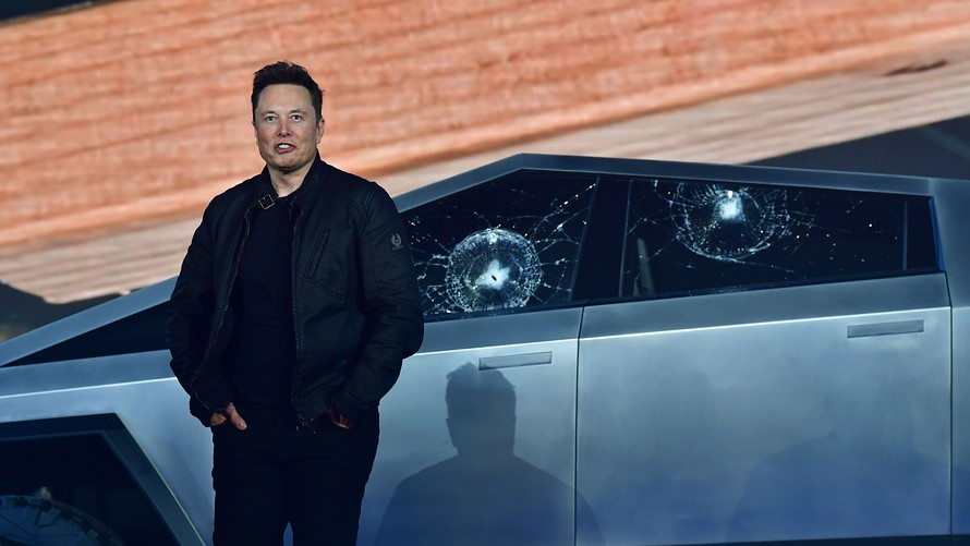 Tesla Cybertruck c разбитыми окнами Tesla Cybertruck c разбитыми окнами
