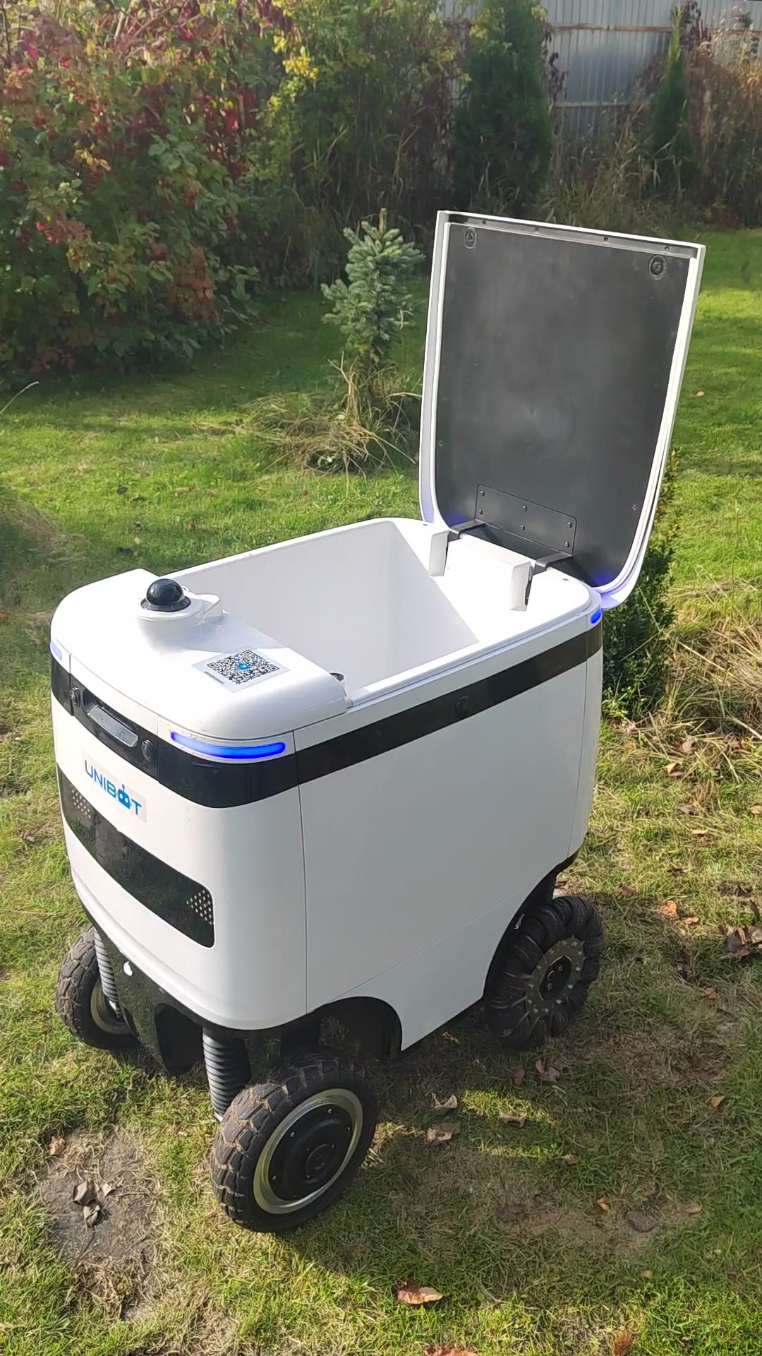 Настоящий SpeedyBot с открытым грузовым отсеком