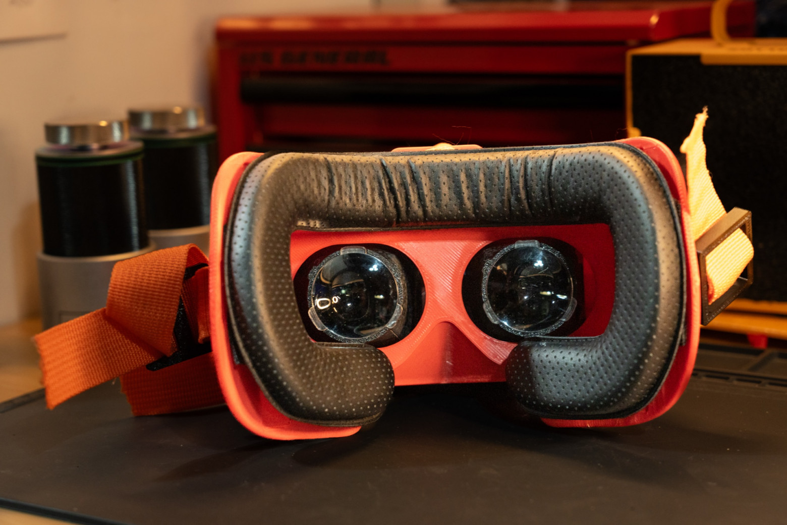 Стандартная накладка от VR-шлема делает конструкцию хоть сколько-то удобной