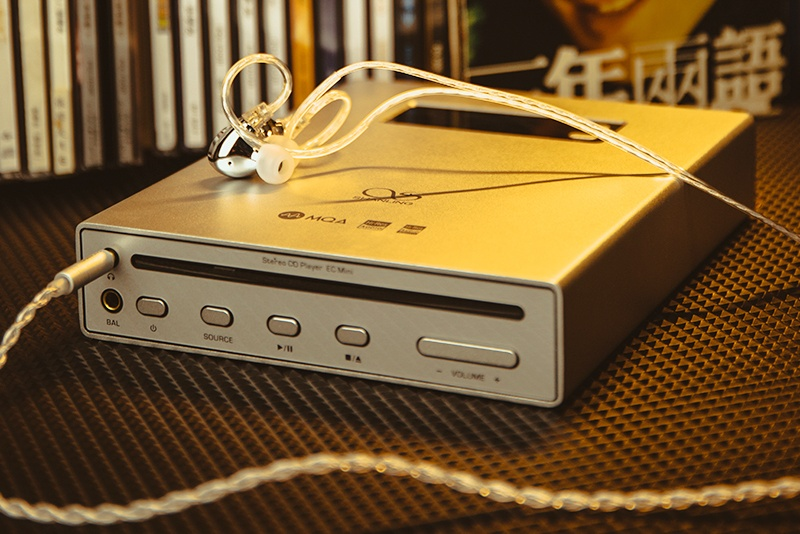 Помимо CD, он поддерживает карты памяти и USB-накопители. Источник Помимо CD, он поддерживает карты памяти и USB-накопители. Источник