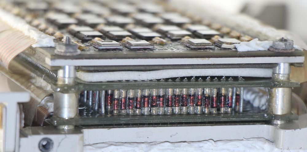 Диодная матрица Saturn V LVDC крупным планом. Диоды стоят вертикально между двумя печатными платами, монтаж «этажеркой»